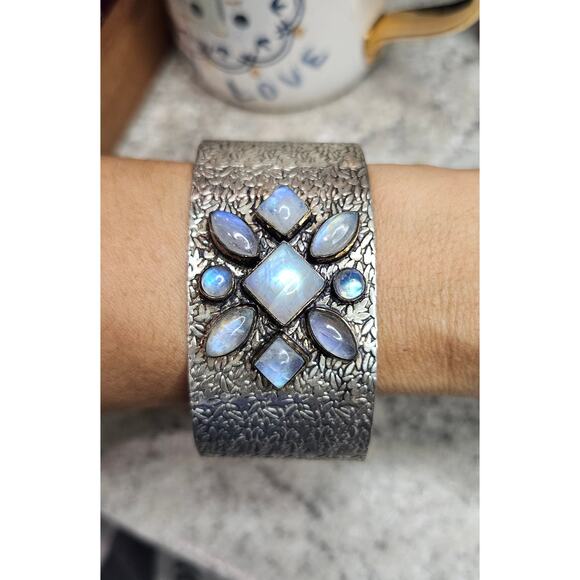 🌙 Rainbow Moonstone Flower Cuff Bracelet - Leaf Textured Silver - Picture 5 of 6